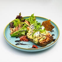 Бенедикт с семгой и авокадо