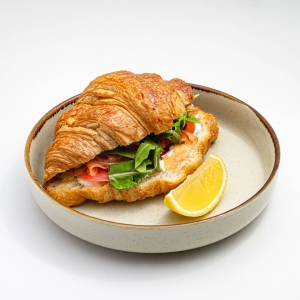 Круассан с семгой