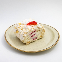 Рулет меренговый с ягодами