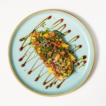 Скрэмбл с креветкой на деревенском хлебе